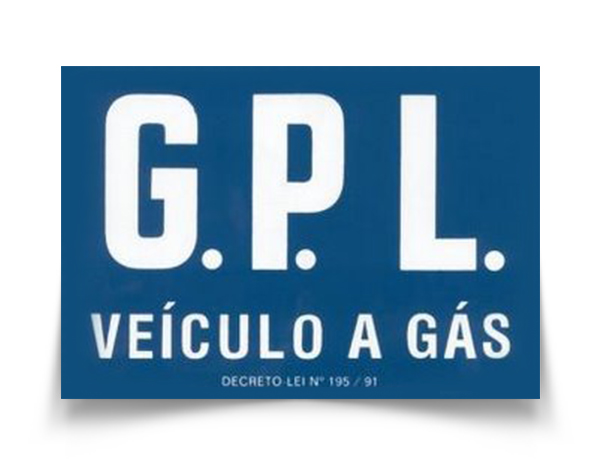 Uma placa escrito G.P.L. veículo a gás. indicando inspeções GPL