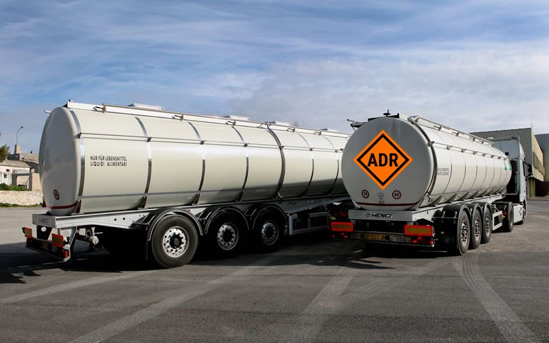 Caminhões tanque estacionados para transporte de líquidos e produtos químicos. Soluções em logística pesada e transporte regulamentado ADR.